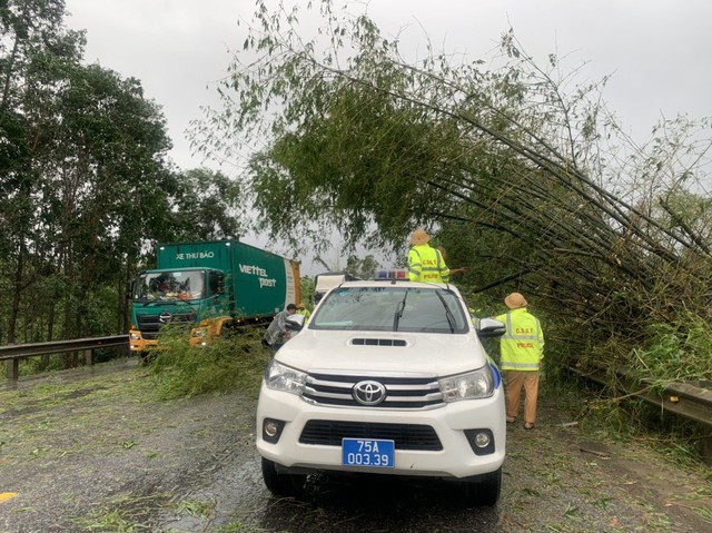 Lực lượng CSGT khẩn trương khắc phục hậu quả sau bão - Ảnh 1. Lực lượng CSGT khẩn trương khắc phục hậu quả sau bão - Ảnh 1.