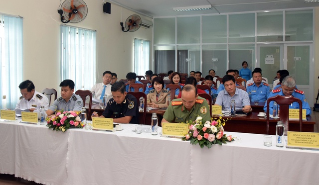 Xử phạt hơn 300 xe "dù" bắt khách tại sân bay Cam Ranh - Ảnh 3.