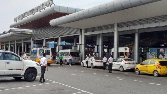 Xử phạt hơn 300 xe "dù" bắt khách tại sân bay Cam Ranh - Ảnh 2.