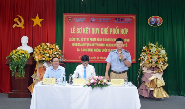 Xử phạt hơn 300 xe "dù" bắt khách tại sân bay Cam Ranh - Ảnh 1.