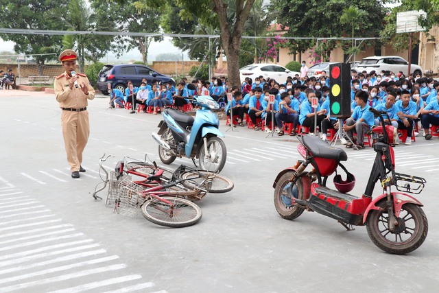 Bắc Giang: Phổ biến kỹ năng ATGT cho hàng ngàn học sinh - Ảnh 2.