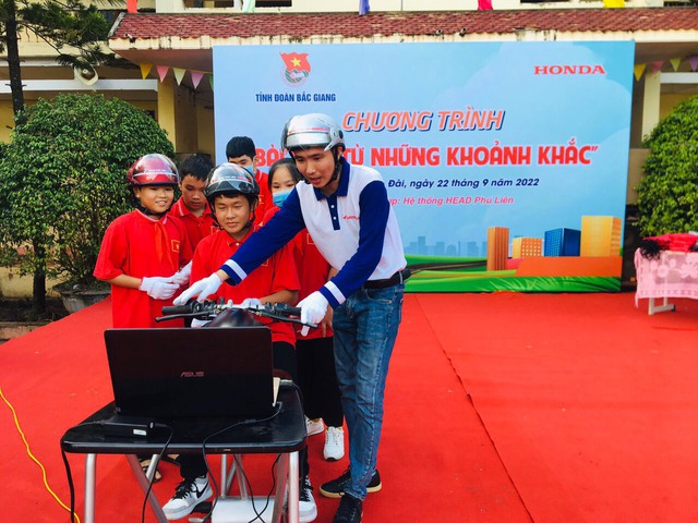 Bắc Giang: Phổ biến kỹ năng ATGT cho hàng ngàn học sinh - Ảnh 3.