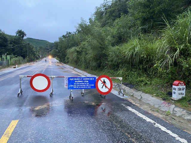 Nghệ An: Hoàn lưu bão số 4-Noru khiến nhiều tuyến đường bị ảnh hưởng nghiêm trọng - Ảnh 6.