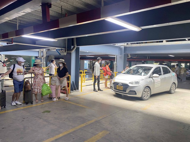Hành khách đi máy bay giảm sân bay Tân Sơn Nhất hết kẹt xe - Ảnh 4.