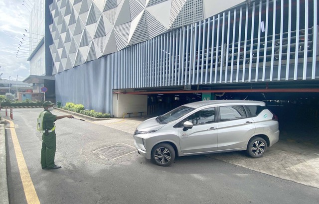 Hành khách đi máy bay giảm sân bay Tân Sơn Nhất hết kẹt xe - Ảnh 8.