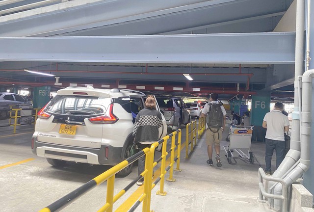 Hành khách đi máy bay giảm sân bay Tân Sơn Nhất hết kẹt xe - Ảnh 2.