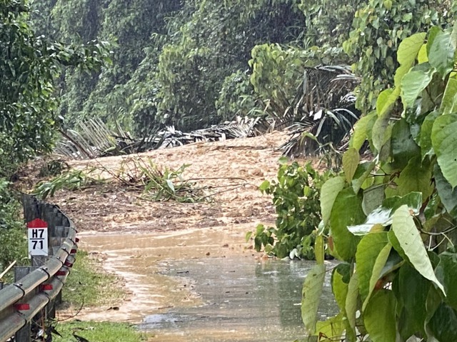Nghệ An: Hoàn lưu bão số 4-Noru khiến nhiều tuyến đường bị ảnh hưởng nghiêm trọng - Ảnh 2.