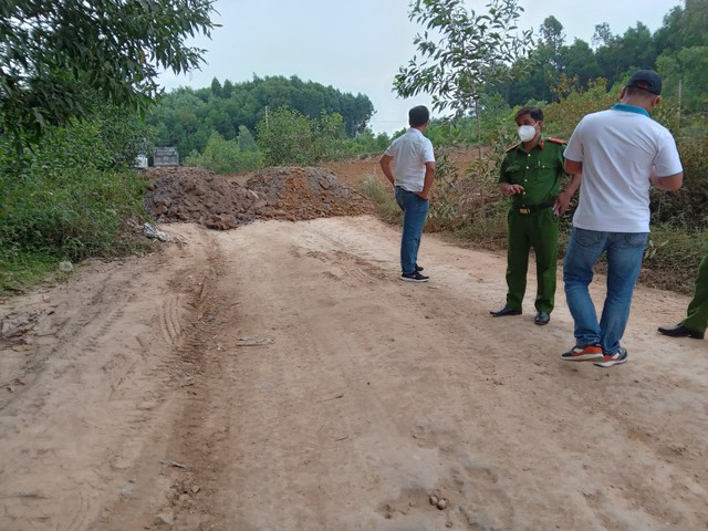 Chủ mỏ đất huy động xe ben đổ đất chặn đường, uy hiếp nhóm phóng viên ở Quảng Ngãi - Ảnh 1.