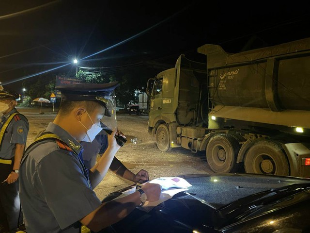 Lạng Sơn: Mạnh tay xử lý xe quá tải, xe quá khổ - Ảnh 1.