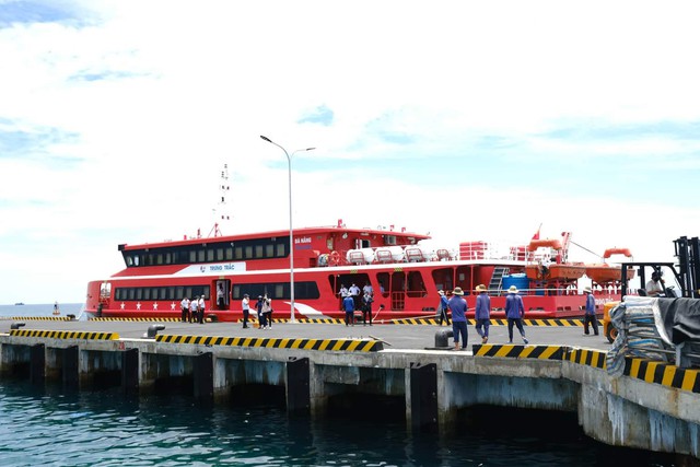Ba doanh nghiệp đề nghị Quảng Ngãi dừng mở thêm tuyến Sa Kỳ - Lý Sơn, chủ tàu Phú Quốc nói gì? - Ảnh 1. Ba doanh nghiệp đề nghị Quảng Ngãi dừng mở thêm tuyến Sa Kỳ - Lý Sơn, chủ tàu Phú Quốc nói gì? - Ảnh 1.
