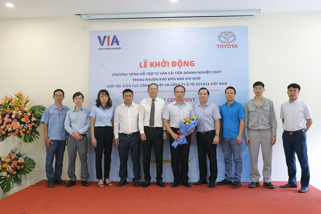 Lễ khởi động chương trình Hỗ trợ, tư vấn cải tiến doanh nghiệp trong lĩnh vực công nghiệp hỗ trợ giữa đại diện Cục Công nghiệp và Toyota Việt Nam.