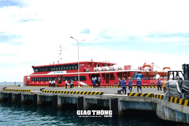 Vụ 3 doanh nghiệp đề nghị dừng cấp phép cho tàu cao tốc Phú Quốc: Sở GTVT Quảng Ngãi nói gì? - Ảnh 1. Vụ 3 doanh nghiệp đề nghị dừng cấp phép cho tàu cao tốc Phú Quốc: Sở GTVT Quảng Ngãi nói gì? - Ảnh 1.