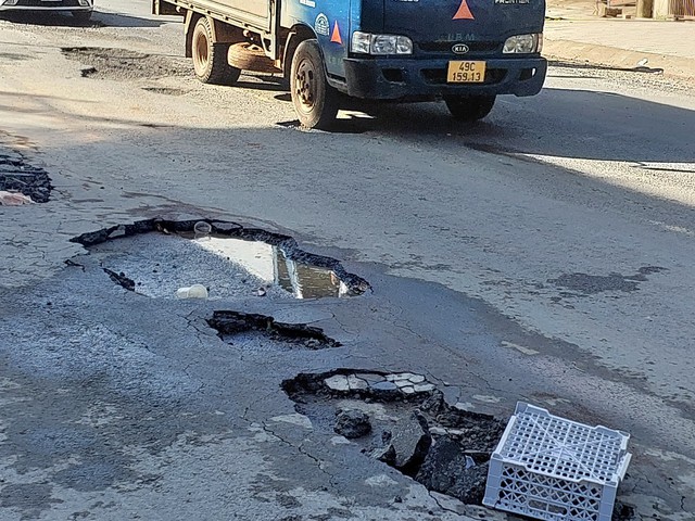 Khẩn trương khắc phục hư hỏng mặt đường QL27 ở Lâm Đồng - Ảnh 3.