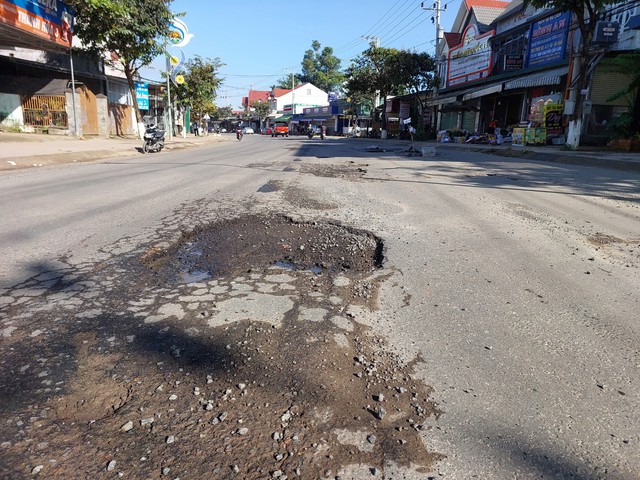 Khẩn trương khắc phục hư hỏng mặt đường QL27 ở Lâm Đồng - Ảnh 2.