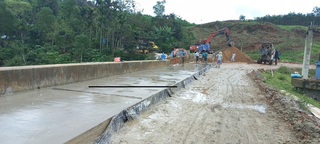 Đỗ bê tông thân đập thủy lợi Đá Vách giúp người dân đi lại thuận tiện hơn  - Ảnh 3.