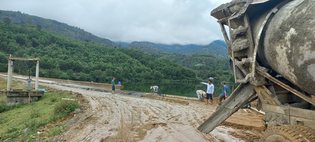 Đỗ bê tông thân đập thủy lợi Đá Vách giúp người dân đi lại thuận tiện hơn  - Ảnh 5.