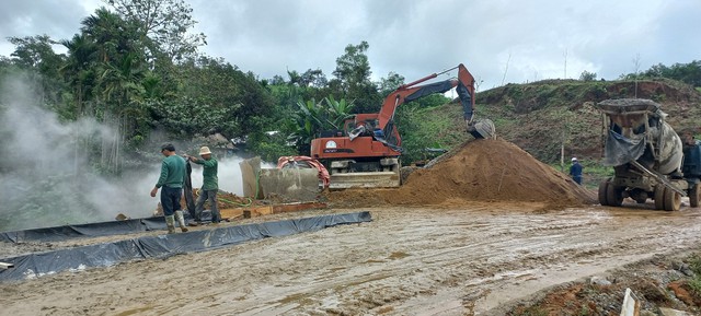 Đỗ bê tông thân đập thủy lợi Đá Vách giúp người dân đi lại thuận tiện hơn  - Ảnh 2.