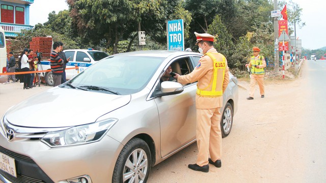 Bắc Giang: Xử phạt 325 trường hợp vi phạm nồng độ cồn ở mức "kịch khung".  - Ảnh 1.