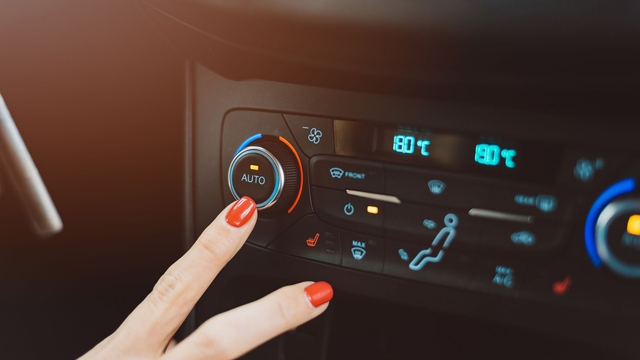 Bật hệ thống điều hòa ở nhiệt độ phù hợp cũng sẽ hạn chế rất tốt hiện tượng kính ô tô bị mờ. Bật hệ thống điều hòa ở nhiệt độ phù hợp cũng sẽ hạn chế rất tốt hiện tượng kính ô tô bị mờ.