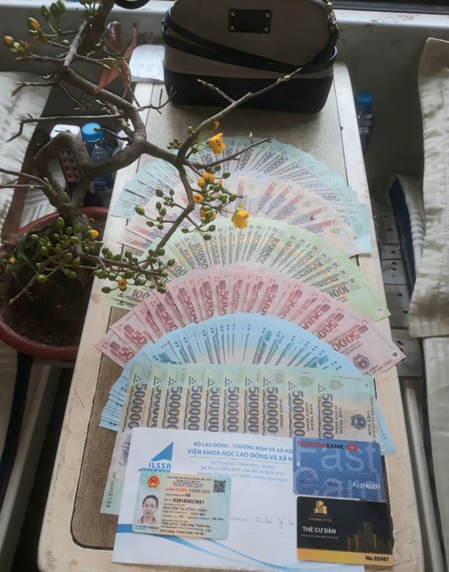 Nhân viên đường sắt trả lại hành khách hơn 30 triệu đồng bỏ quên trên tàu - Ảnh 1.