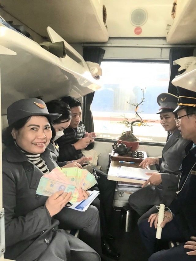 Nhân viên đường sắt trả lại hành khách hơn 30 triệu đồng bỏ quên trên tàu - Ảnh 2.