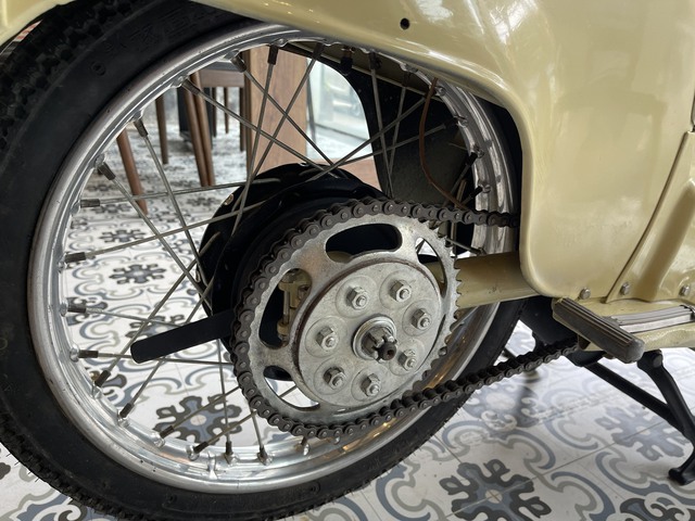 Ngắm xế cổ 67 tuổi - Guzzi galletto 192 không “đụng hàng” tại Việt Nam - Ảnh 5.