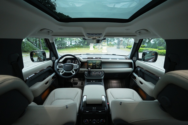 Land Rover Defender 130