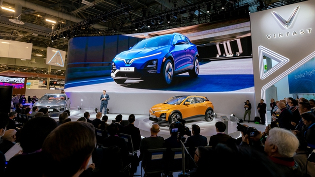 Bộ đôi xe điện VinFast VF 6 và VF 7 ra mắt tại triển lãm CES 2023.