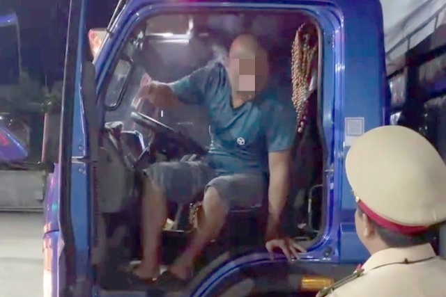 Bình Phước: CSGT xử phạt tài xế vi phạm nồng độ cồn chạy loạng choạng 2 km trên QL14 - Ảnh 1.