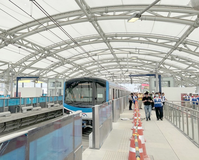 Kỹ thuật viên lái tàu tuyến metro số 1 đã hoàn thành khóa đào tạo tại Nhật Bản - Ảnh 2.