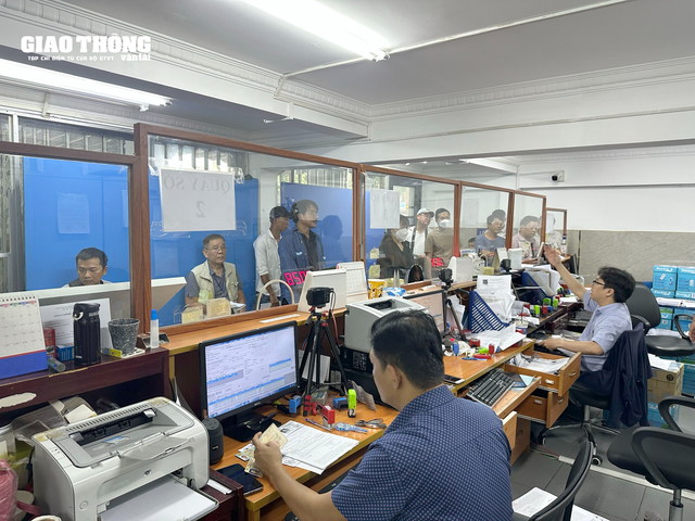 TP. Hồ Chí Minh người dân đổ xô đi đổi giấy phép lái xe - Ảnh 5. TP. Hồ Chí Minh người dân đổ xô đi đổi giấy phép lái xe - Ảnh 5.