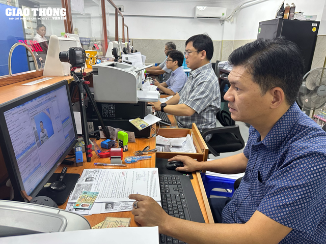TP. Hồ Chí Minh người dân đổ xô đi đổi giấy phép lái xe - Ảnh 8. TP. Hồ Chí Minh người dân đổ xô đi đổi giấy phép lái xe - Ảnh 8.