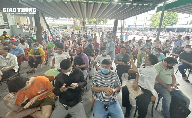 TP. Hồ Chí Minh người dân đổ xô đi đổi giấy phép lái xe - Ảnh 7. TP. Hồ Chí Minh người dân đổ xô đi đổi giấy phép lái xe - Ảnh 7.
