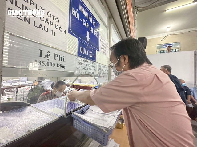 TP. Hồ Chí Minh người dân đổ xô đi đổi giấy phép lái xe - Ảnh 4. TP. Hồ Chí Minh người dân đổ xô đi đổi giấy phép lái xe - Ảnh 4.