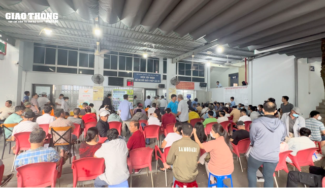 TP. Hồ Chí Minh người dân đổ xô đi đổi giấy phép lái xe - Ảnh 2. TP. Hồ Chí Minh người dân đổ xô đi đổi giấy phép lái xe - Ảnh 2.
