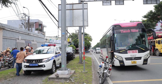 TP. HCM: CSGT xử phạt "xe dù" đón trả khách sai quy định - Ảnh 3.