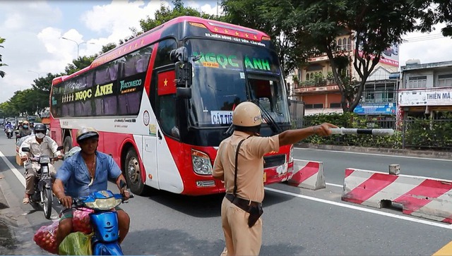 TP. HCM: CSGT xử phạt "xe dù" đón trả khách sai quy định - Ảnh 2.