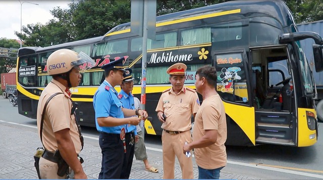 TP. HCM: CSGT xử phạt "xe dù" đón trả khách sai quy định - Ảnh 1.