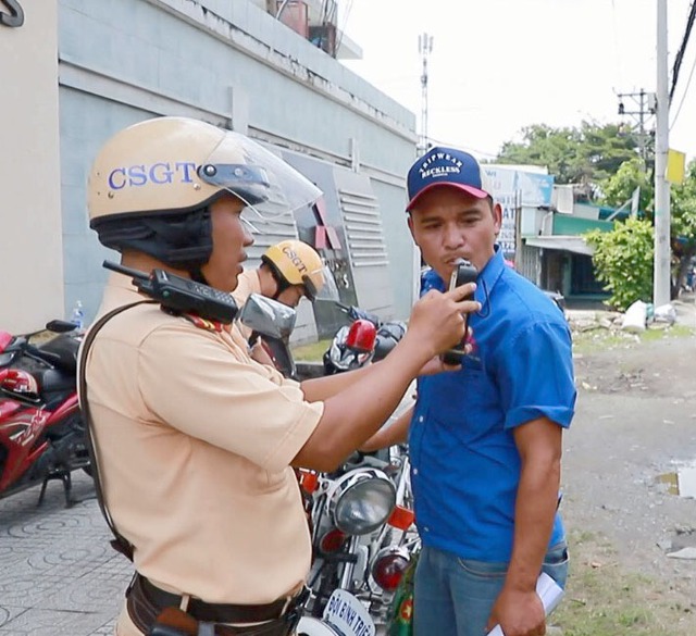 TP. HCM: CSGT xử phạt "xe dù" đón trả khách sai quy định - Ảnh 4.