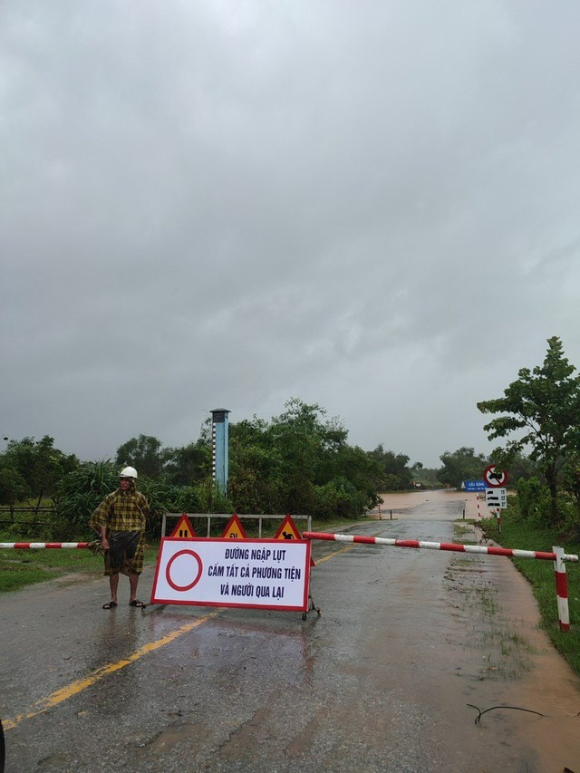 Chủ động đối phó và khắc phục hậu quả do mưa lũ tại miền Trung - Ảnh 1.