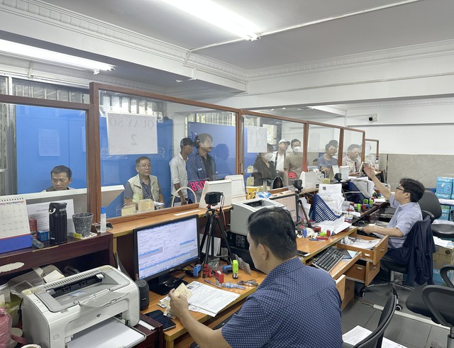 TP. HCM khuyến cáo người dân chưa phải đi đổi giấy phép lái xe sang thẻ PET - Ảnh 1.