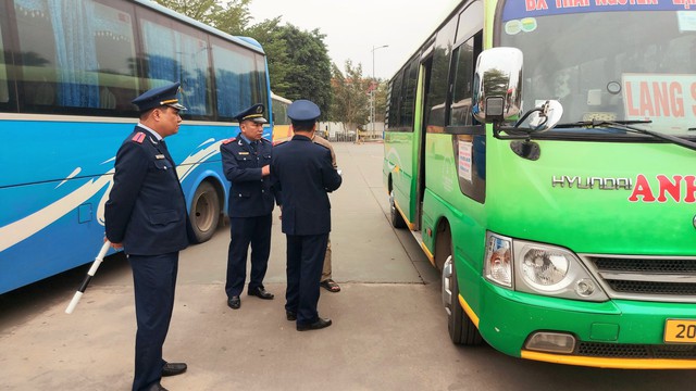 Đột xuất kiểm tra xe ô tô khách theo hợp đồng - Ảnh 2.