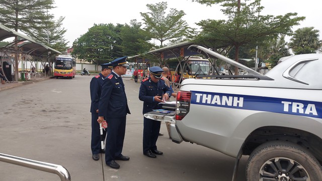 Đột xuất kiểm tra xe ô tô khách theo hợp đồng - Ảnh 1.