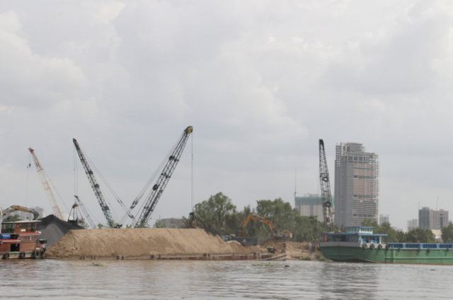 TP. HCM đề nghị xử lý 52 bến thủy nội địa hoạt động trái phép - Ảnh 1.