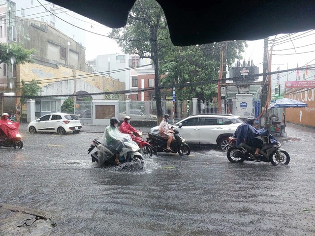 Mưa lớn khiến nhiều tuyến đường ở Thừa Thiên Huế ngập sâu, giao thông chia cắt - Ảnh 4.