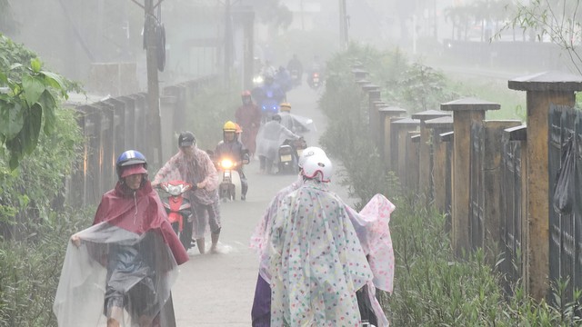 Mưa lớn khiến nhiều tuyến đường ở Thừa Thiên Huế ngập sâu, giao thông chia cắt - Ảnh 3.