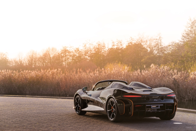 Siêu xe McLaren Elva nhìn từ phía sau.