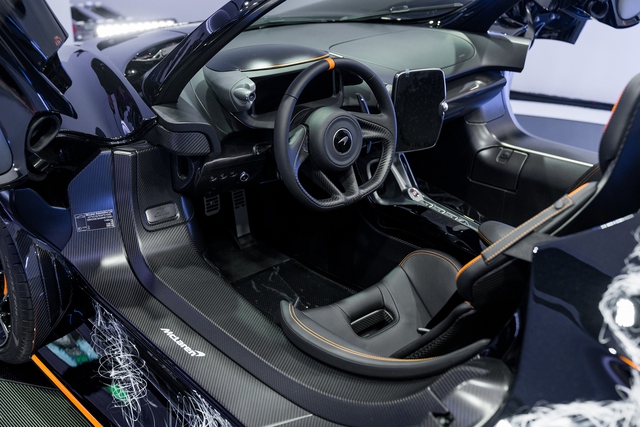 Khoang lái của siêu xe McLaren Elva độc bản tại Việt Nam.
