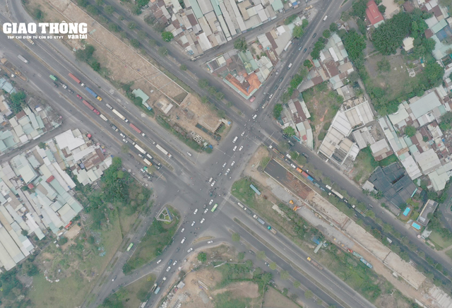 Dự án hầm chui Nguyễn Văn Linh hơn 830 tỷ đồng chậm tiến độ di dời hạ tầng kỹ thuật - Ảnh 7.