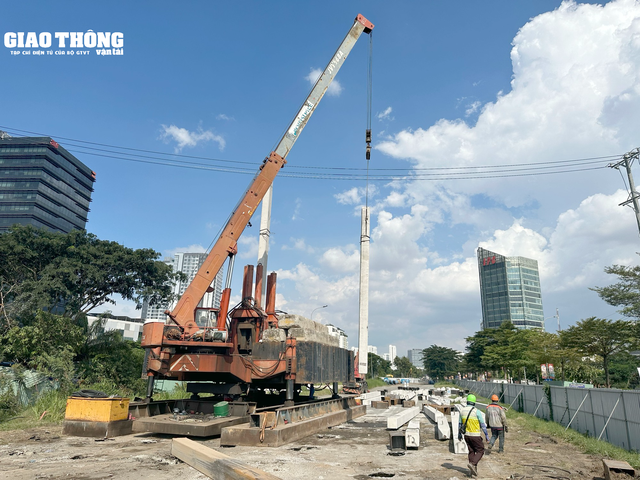Dự án hầm chui Nguyễn Văn Linh hơn 830 tỷ đồng chậm tiến độ di dời hạ tầng kỹ thuật - Ảnh 1.